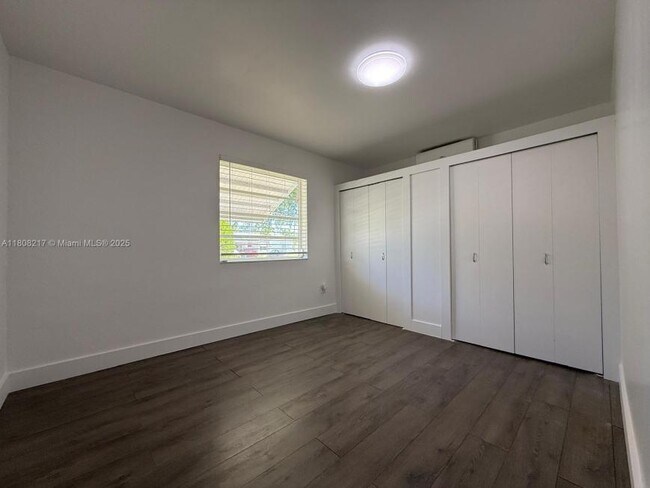 Building Photo - 2 bedroom in Miami Beach FL 33161