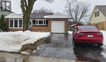 Building Photo - 427 Krug St