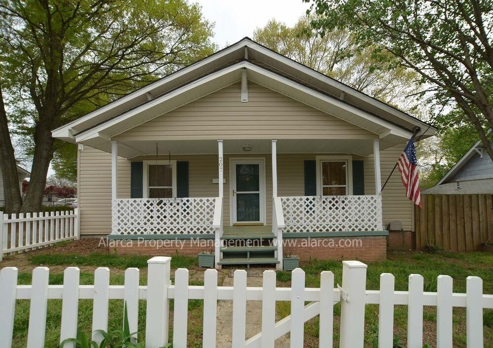 Primary Photo - 2 Bedroom Home in Downtown Mooresville