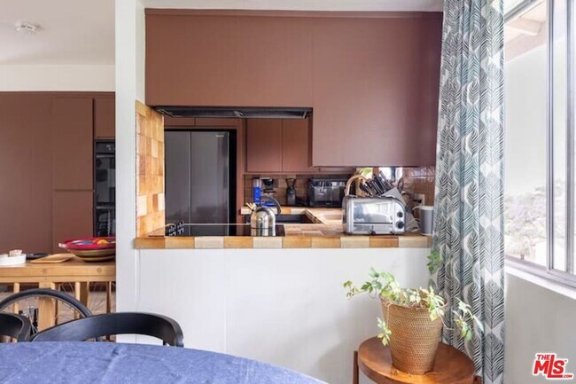 Foto del edificio - 702 Cavanagh Rd