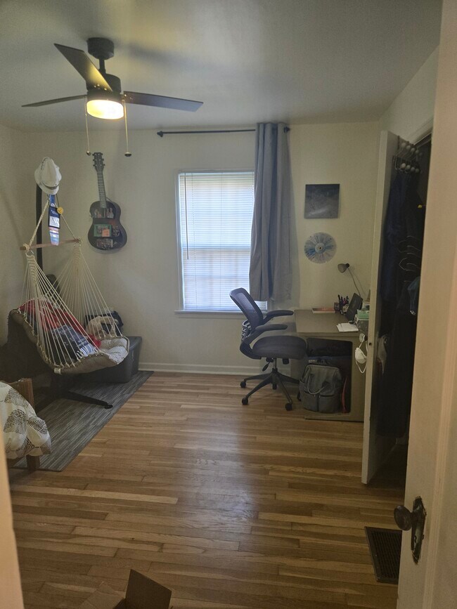 Dormitorio en la planta baja - 6351 Broadway St