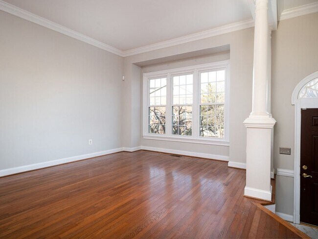 Foto del edificio - 2155 Wolftrap Ct