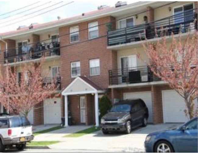 Primary Photo - 441 Amber St