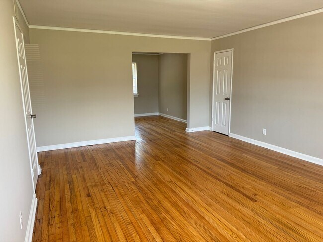 Foto del edificio - COMPLETLY RENOVATED 3-Bedroom