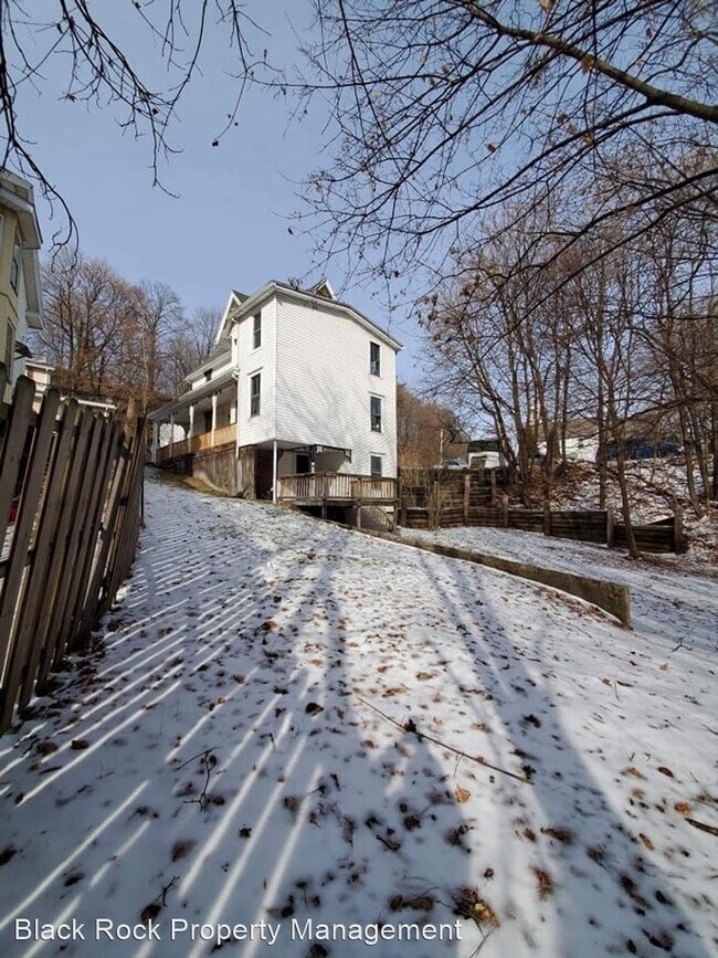 Building Photo - 4 br, 2 bath House - 135 main road