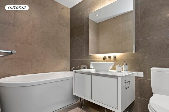 Foto del edificio - 247 W 46th St
