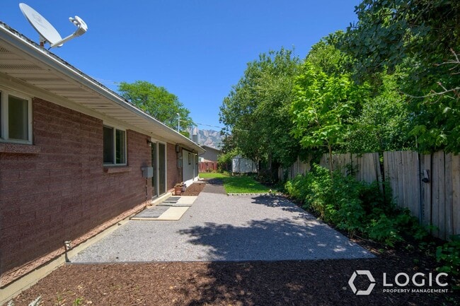 Building Photo - Stunning Single Family Home In Excellent L...