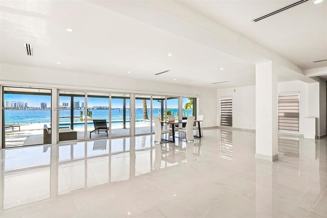 Building Photo - 1101 S Shore Dr