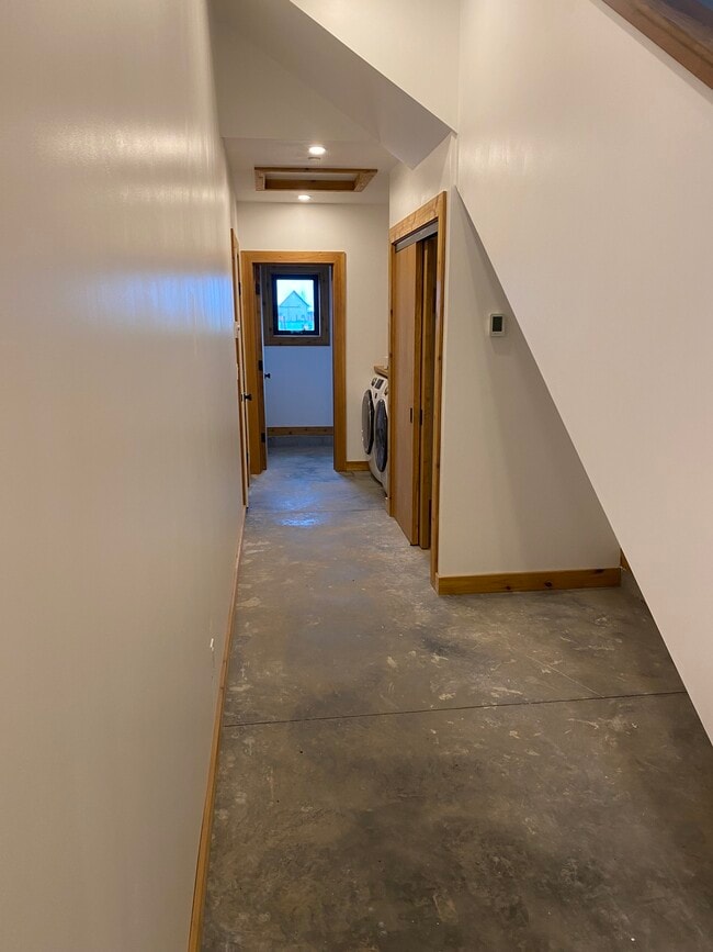 Building Photo - 334 Meadows Dr