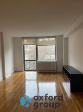 Building Photo - 140 W 24 St