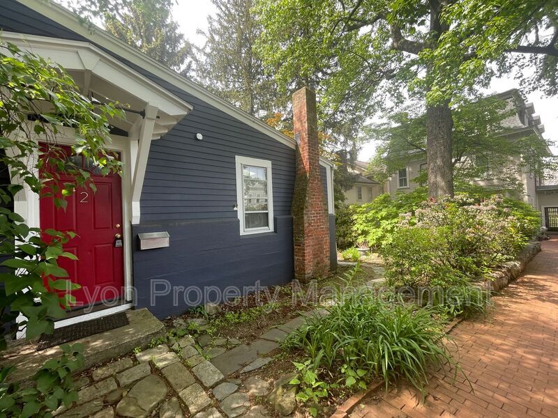 Foto principal - 825 Chalkstone Ave