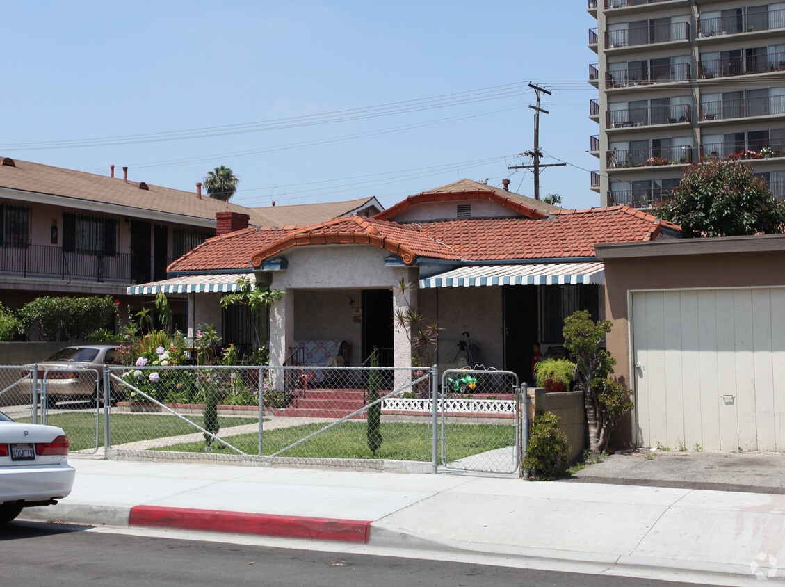 Building Photo - 6909-6911 1/2 Stafford Ave