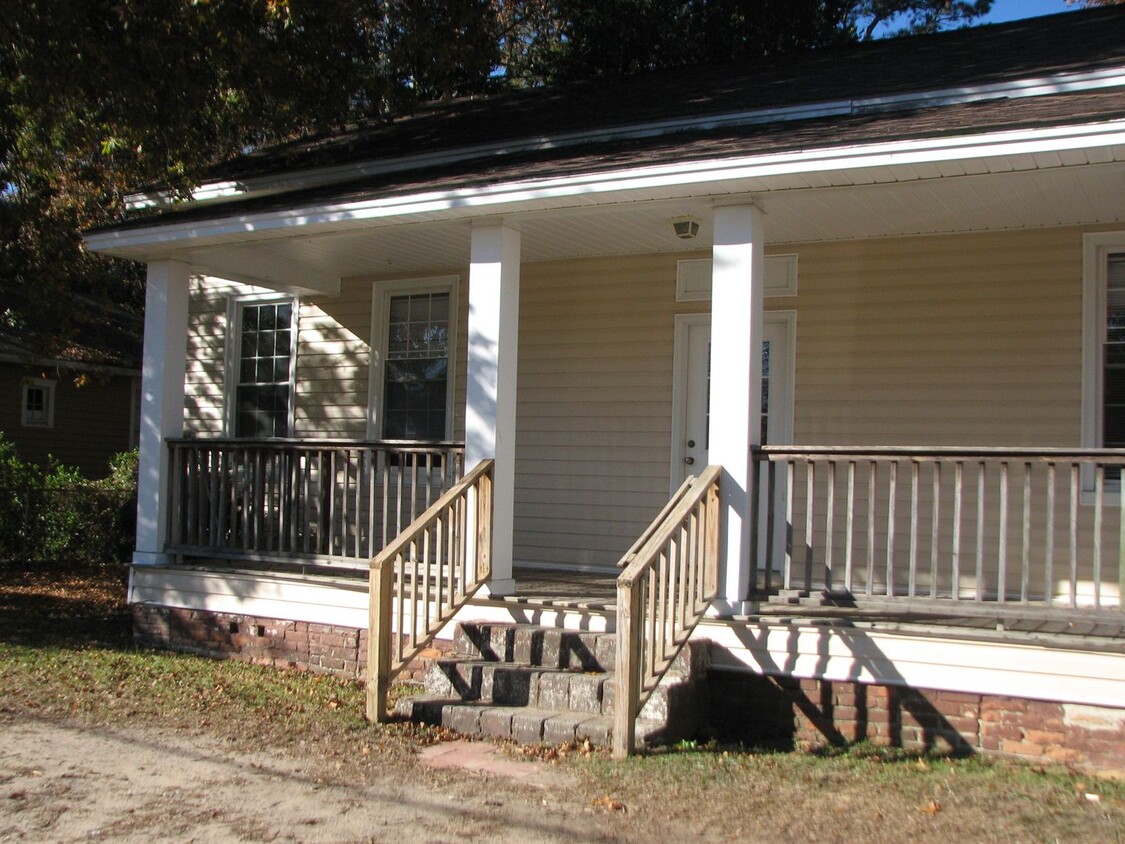 Primary Photo - Large Fenced In Yard!