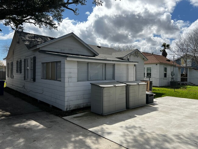 Building Photo - Nice home close to downtown and just off o...