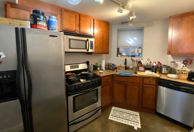 Building Photo - 815 W Addison St