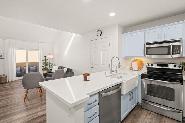 Foto del edificio - 3BR/2BA Condo with Vaulted Ceilings, Close Proximity to UCSD and Medical Centers! Available APRIL...