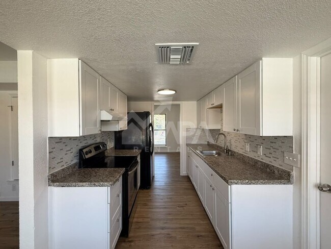 Building Photo - 9703 Five Frks