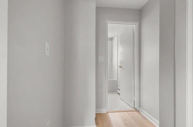 Building Photo - 4 Robinwood Ave