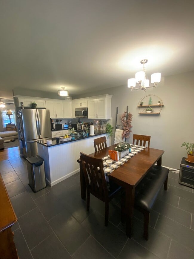 Building Photo - Beautiful Renovated 2 bedroom home with of...