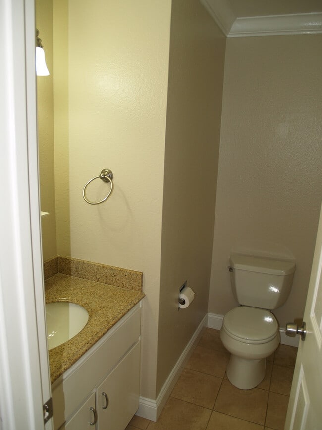 Building Photo - Stunning 1 Bedroom 1.5 bath townhouse in d...