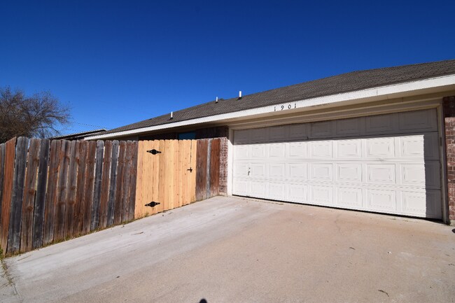 Building Photo - 1901 Fleetwood Dr