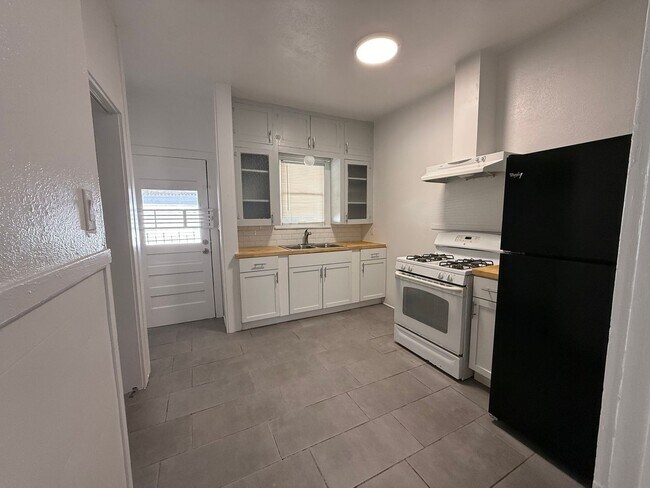 Building Photo - 50% Off First Month's Rent! Renovated 3BR Home w/ Hardwood Floors | Water Included – San Antonio