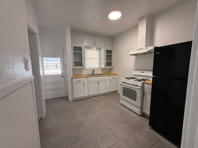 Building Photo - Renovated 3BR Home w/ Hardwood Floors | Water Included – San Antonio
