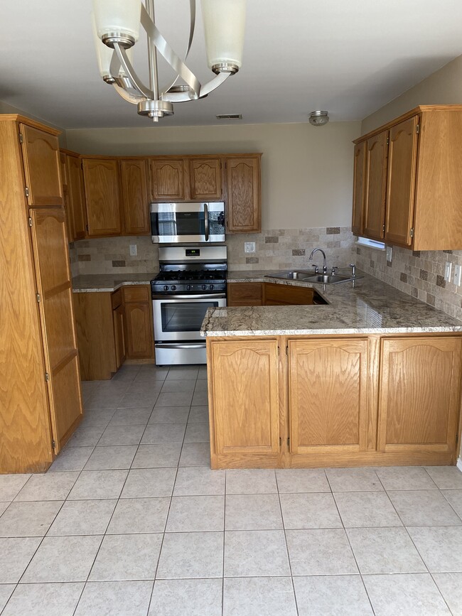 Building Photo - 6903 Silver Oak Dr