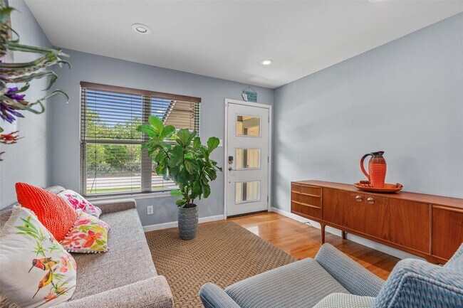 Foto del edificio - 8303 Lazy Ln