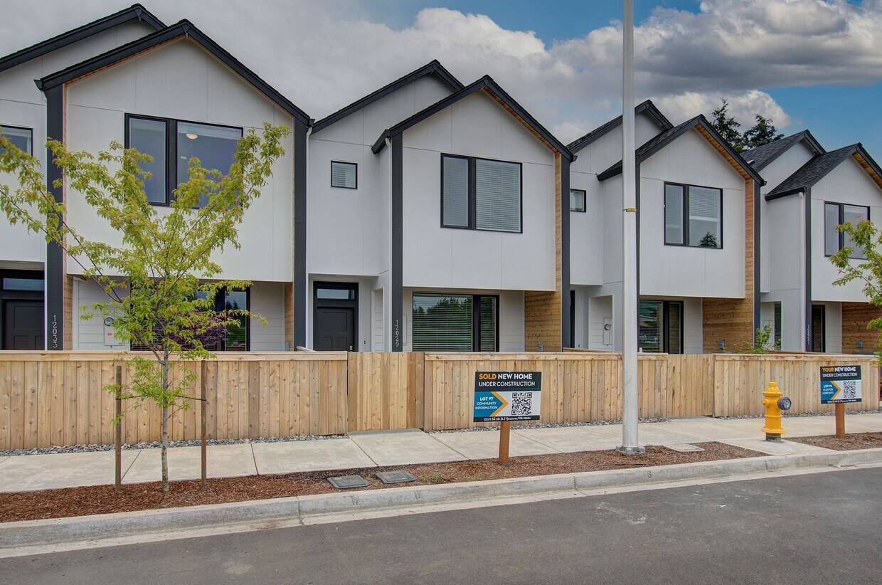 Primary Photo - Beautiful Townhouse with Easy Access to Ev...