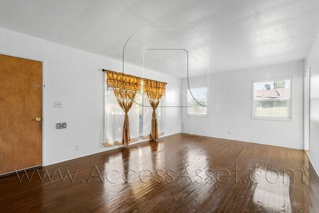 Foto del edificio - Charming 2 Bed/1 Bath Home with Spacious Y...