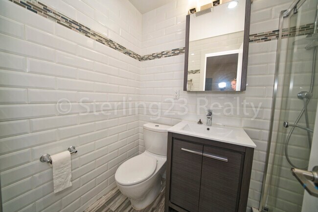 Building Photo - 2108 Steinway St