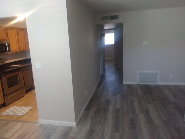 Building Photo - 1702 W Tuckey Ln