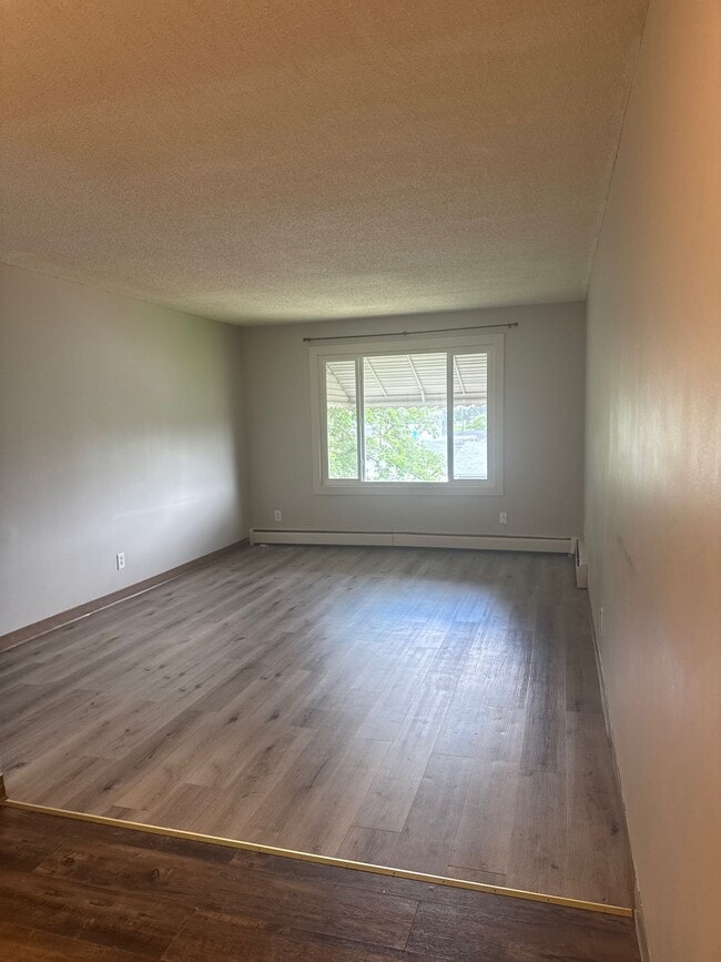 Building Photo - 1 Bed 1 Bath Unit in Edmonton, AB