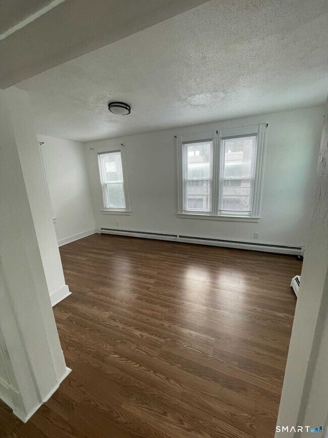 Foto del edificio - 128 Bartholomew Ave
