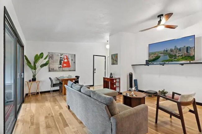 Foto del edificio - 2627 Douglas Ave