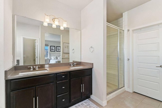 Foto del edificio - 6801 Warren Dr