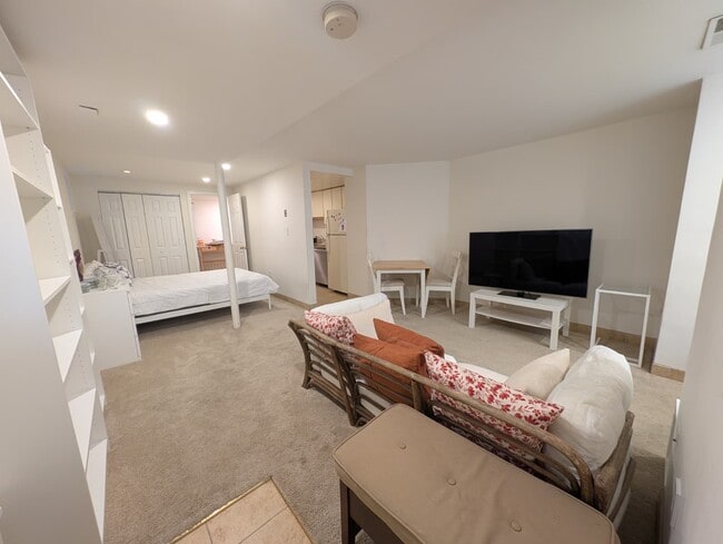 Building Photo - 818 A St SE