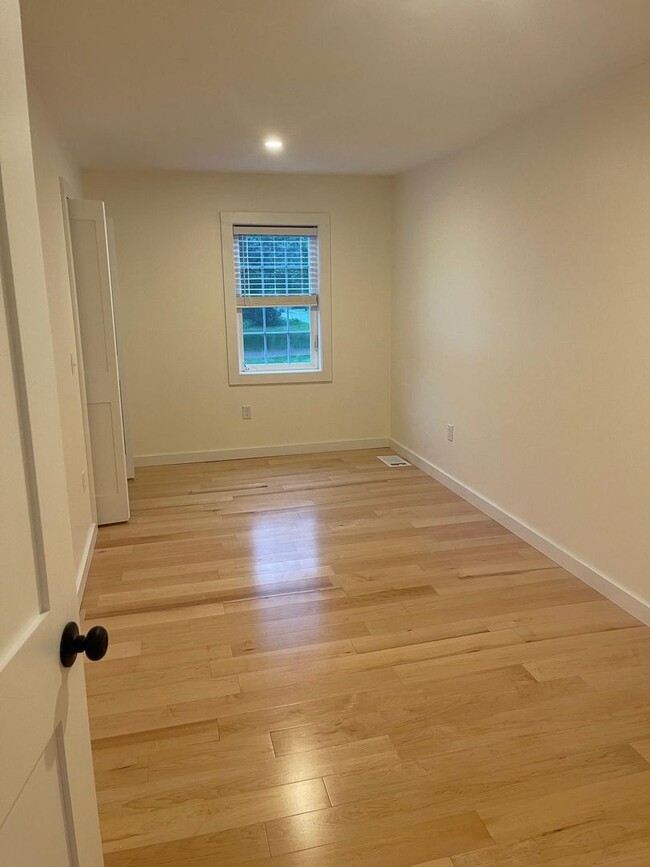 Building Photo - 3 Bedroom Apartment in Colchester VT Avail...