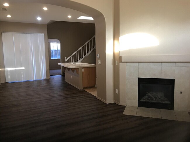 Building Photo - 5713 N Nectarine Way