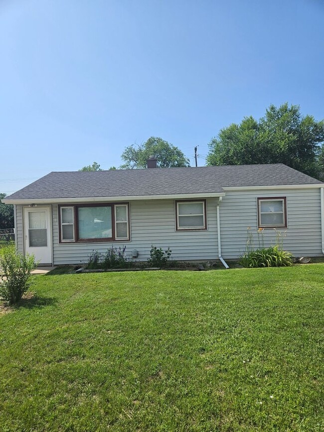 Building Photo - 3 BED | 1 BATH | SINGLE-LEVEL HOME | ROBBI...