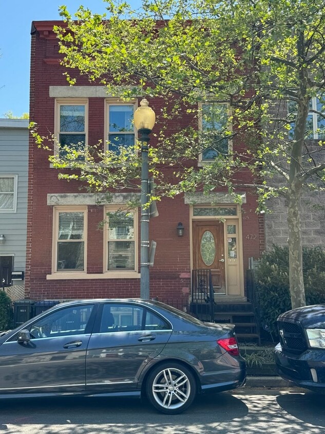 Foto principal - 472 Ridge St NW