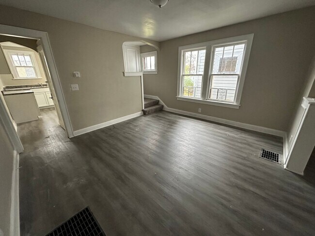 Building Photo - Inviting 3-Bed/1-Bath Duplex: Columbus Charm