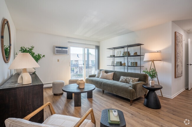 1BR, 1BA - 625SF - Living Room - ReNew High Ridge