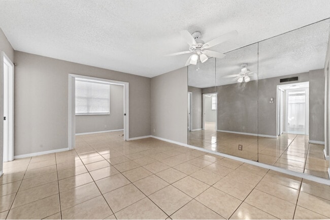 Building Photo - 3910 Crystal Lake Dr