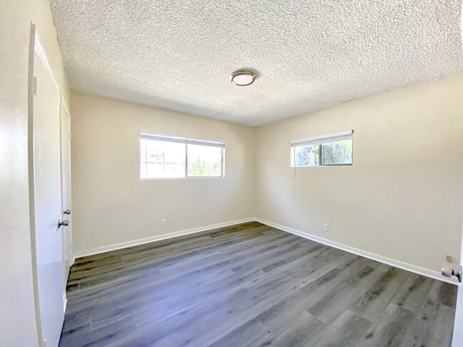 Building Photo - 12009 Vanowen St