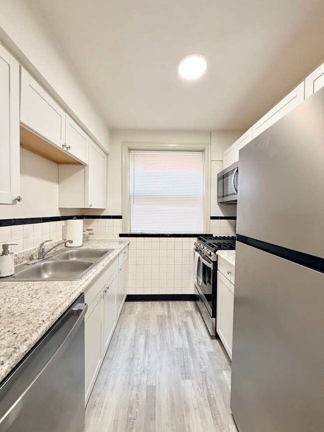 Building Photo - 6339-6339 Sutherland Ave