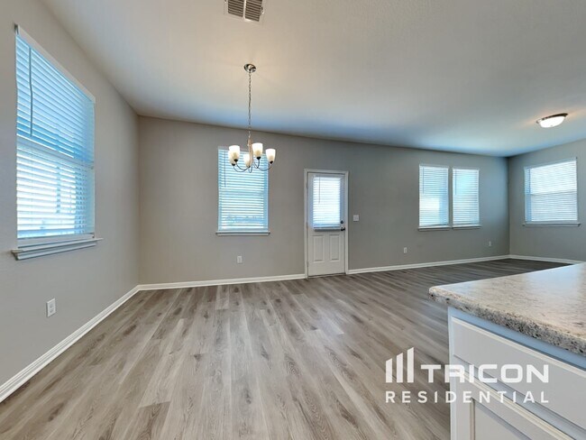 Foto del edificio - 150 Twisted Oaks Ln
