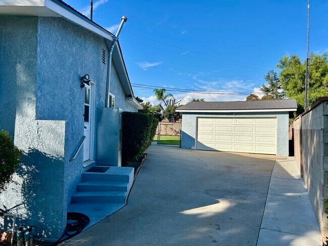 Building Photo - GREAT 3BD HOUSE WITH INCREDIBLE OUTDOOR SPACE!