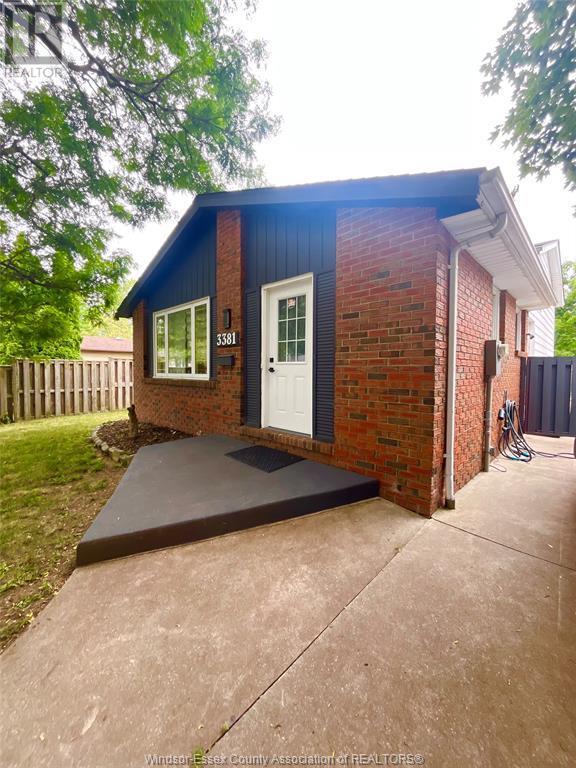 Building Photo - 3381 Pineview Cres